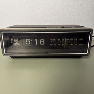 Vintage 1980s General Electric Flip Clock Radio Model No. 7-4305F Wlnt. See Note